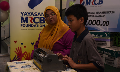 Yayasan MRCB braille donation